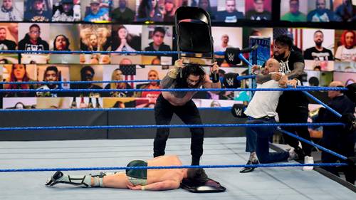 Cesaro viendo el ataque de Roman Reigns a Daniel Bryan en SmackDown