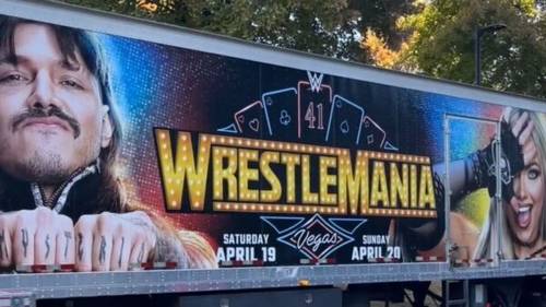 Dominik Mysterio y Liv Morgan en un camión de producción de WrestleMania 41