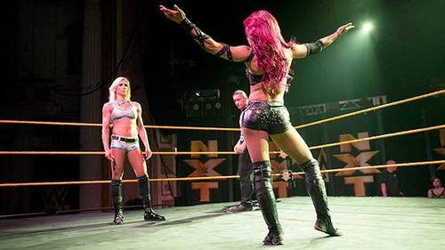 Sasha Banks vs. Charlotte en NXT Philadelphia - twitter.com/wwenxt