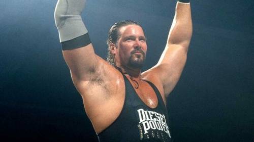 Superluchas - Un luchador levanta triunfalmente los brazos en el aire mientras celebra una victoria en la WWE.