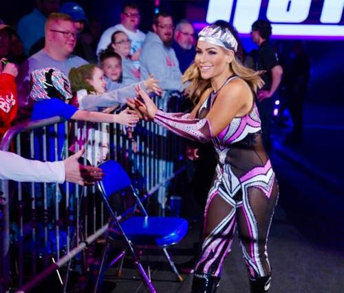 Natalya haciendo su entrada en un house show de WWE SmackDown