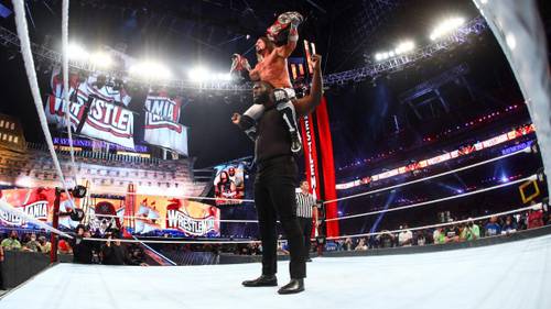 AJ Styles y Omos ganan el Campeonato de Parejas Raw en WrestleMania 37