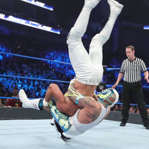 Canadian Destroyer en WWE Rey Mysterio se la aplica a Andrade (08/01/2019) / WWE