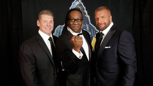 Booker T con su anillo de Hall of Famer junto a Vince McMahon y Triple H - WWE