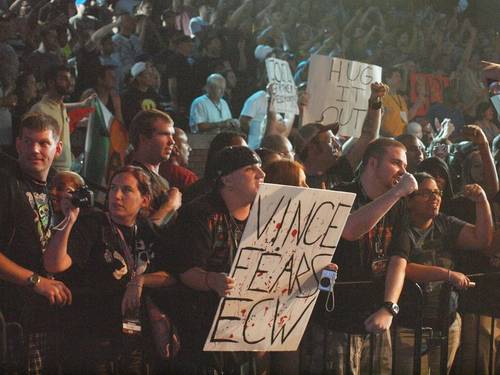 Cartel Vince Fears ECW en TNA HardCORE Justice - Sostenido por un fanatico