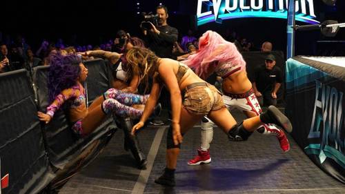 The Riott Squad vs. Natalya, Bayley y Sasha Banks en Evolution