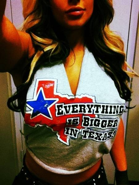 Everything is Bigger in Texas! (Nueva Camiseta de Kaitlyn - 12/1/13) / Twitter.com/KaitlynWWE