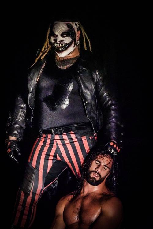 Superluchas - Un hombre vestido de payaso se sienta junto a un hombre vestido de esqueleto, mientras Seth Rollins habla del fallecimiento de Bray Wyatt.