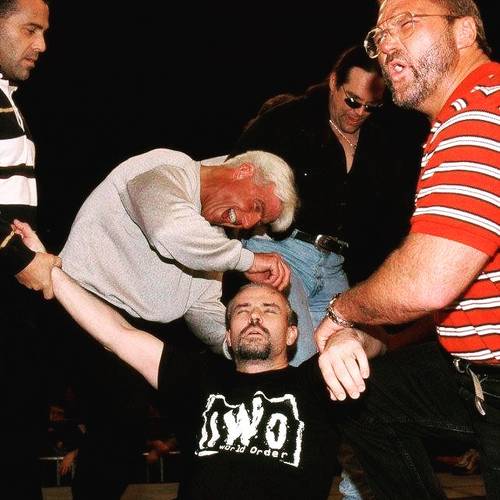 The Four Horsemen afeitan la cabeza a Eric Bischoff en WCW