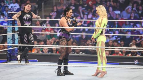 Rhea Ripley con Dominik Mysterio y Charlotte Flair cara a cara en WWE SmackDown camino a WrestleMania 39