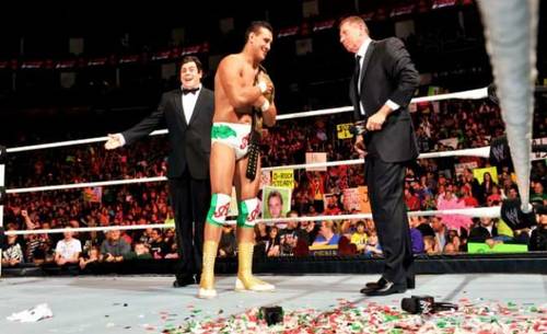 Ricardo Rodríguez, Alberto del Río y Vince McMahon wn WWE Raw (14/01/2012) / WWE©
