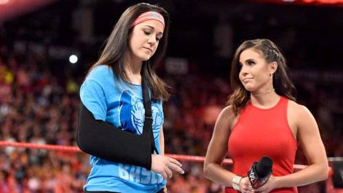 Bayley anuncia que está lesionada del hombro derecho y se perderá WWE SummerSlam 2017 (WWE Monday Night Raw - 07/08/2017) / WWE©