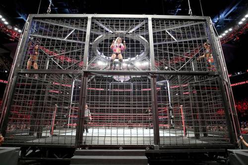 Imagen de la primera Elimination Chamber femenil de WWE, en 2018 - WWE