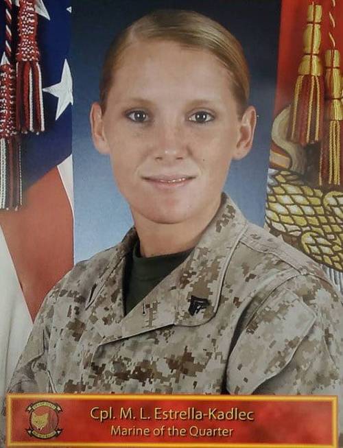 Superluchas - Lacey Evans, una mujer de uniforme, mostrando con orgullo la bandera estadounidense.