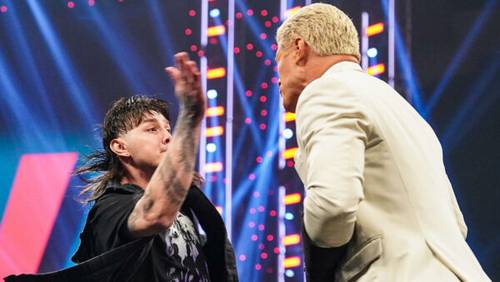 Dominik Mysterio abofetea a Cody Rhodes en WWE Raw 5 de junio 2023