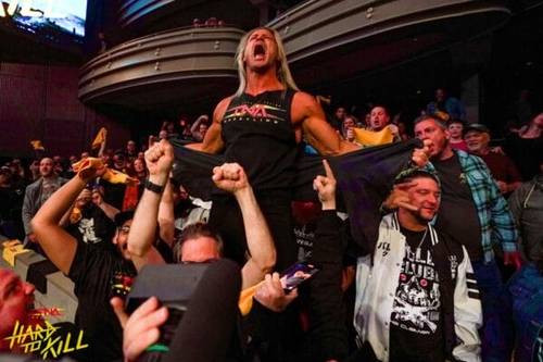 Superluchas - Matt Cardona sostiene a un fan frente a una multitud en GCW.