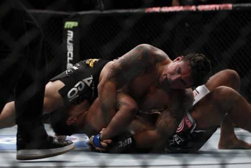 Frank Mir Rompe el brazo de Antonio &quote;Minotauro&quote; Nogueira en UFC 140: Jones vs. Machida / MMAFighting.com