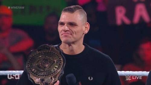 Superluchas - En enero de 2024, un hombre sostiene con orgullo el cinturón del Campeonato de la WWE frente a una multitud electrizada de WWE RAW.