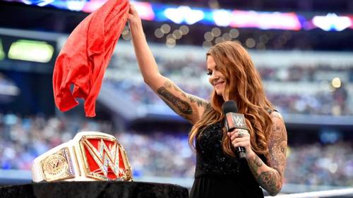 Lita presentando el Campeonato Femenil WWE en WrestleMania 32 // WWE.com
