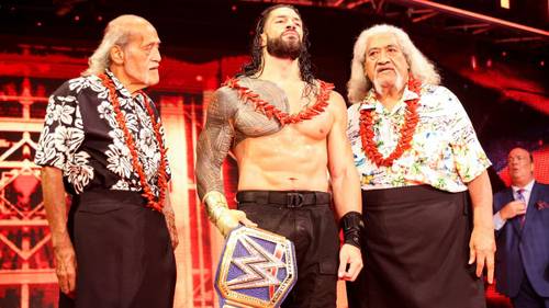 Roman Reigns junto a Afa y Sika en Hell in a Cell 2020 - WWE