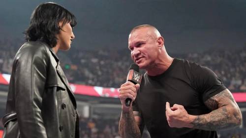 Superluchas - Bob Orton está hablando con una mujer en un ring de lucha libre sobre Randy y Rhea Ripley.