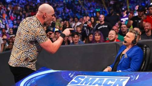 Happy Corbin increpando a Pat McAfee durante WWE SmackDown
