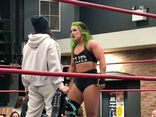 Superluchas - En RevPro Uprising 2023, se agregan nuevos combates en los que una mujer de cabello verde está parada junto a otra mujer en un ring de lucha libre.