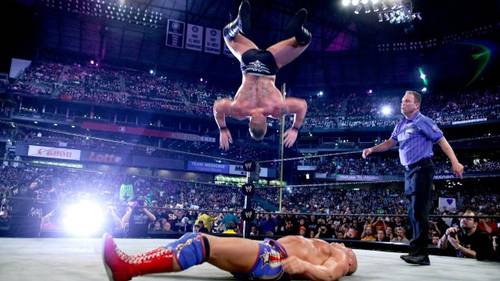 Superluchas - Un luchador está ejecutando un giro en el ring durante su combate de la WWE.
