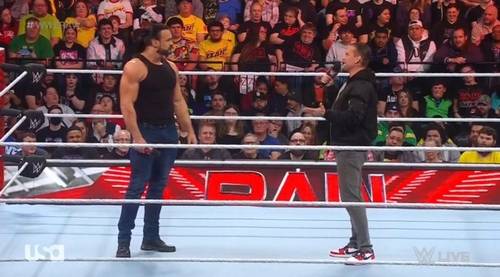 Superluchas - Dos luchadores en un ring de WWE RAW hablando entre ellos.