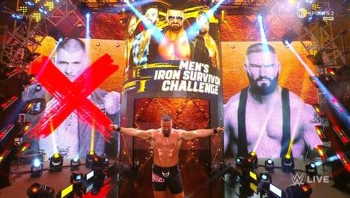Superluchas - Dos luchadores mostrando los mejores y peores momentos de WWE NXT en un escenario frente a una pantalla grande.