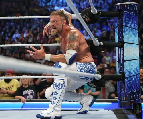 Eric Bischoff, un luchador de la WWE, está arrodillado en el ring.