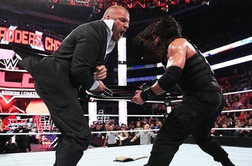 Roman Reigns ataca a Triple H en WWE TLC 2015 (13/12/2015) / ©WWE