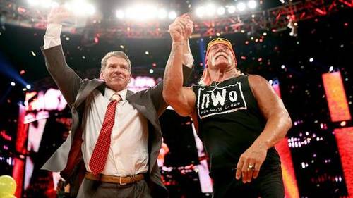 Vince McMahon felicita a Hulk Hogan en su Cumpleaños (WWE Raw - 11/08/2014) / WWE©