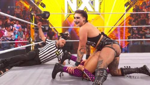 Roxanne Perez y Rhea Ripley - NXT 18 de octubre de 2022 WWE