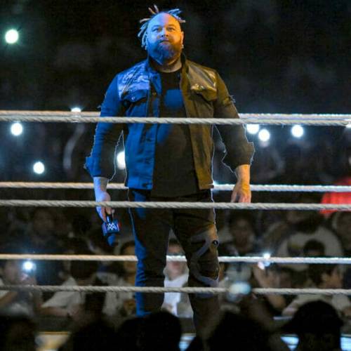 Un hombre parado en un ring de la WWE.