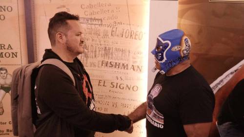 Apolo Valdés, periodista de SÚPER LUCHAS y Blue Panther, leyenda de la lucha libre mexicana en la Arena México luego de la función del CMLL, Homenaje a Dos Leyenda 2024 (29/03/2024) / Twitter.com/apolovaldes