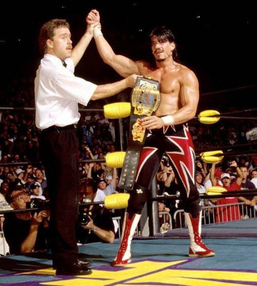 Eddie Guerrero al ganar el Campeonato Mundial de Peso Crucero WCW en 1997 WWE