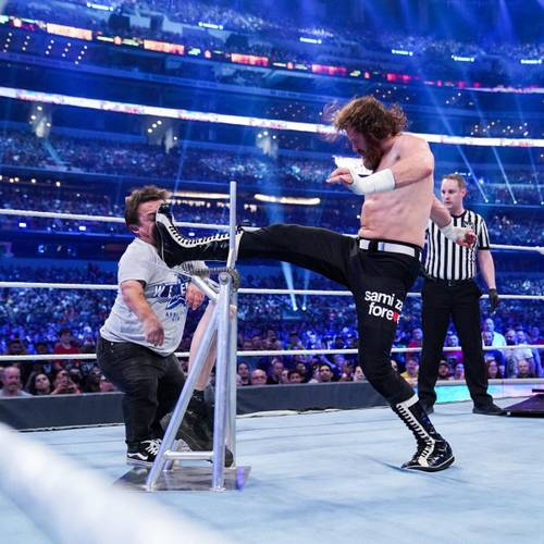 Sami Zayn patea a Jason Weeman en WrestleMania 38