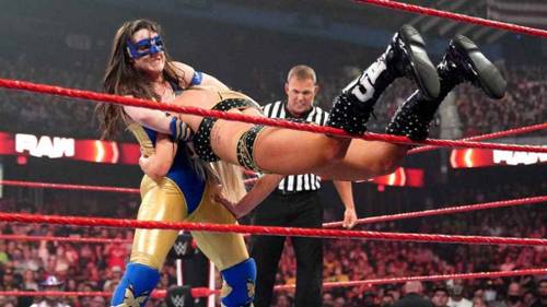 Nikki A.S.H. en su lucha con Charlotte Flair