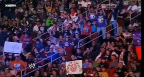 Fanático con cartel de Súper Luchas en el PPV WWE TLC (Tables, Ladders and Chairs) 2010