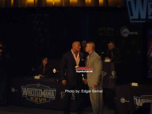 The Rock y John Cena cara a cara en la Conferencia de Prensa Oficial de WWE WrestleMania 27 / Photo by: Edgar Bernal