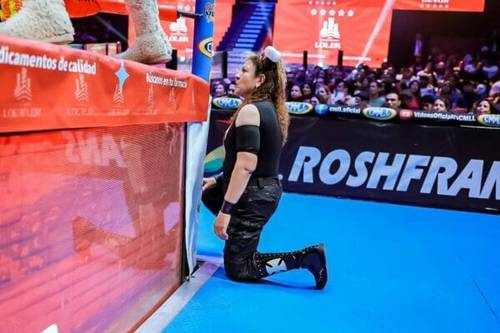 Superluchas - Una mujer arrodillada en el suelo con un perro delante de ella debuta como el controvertido &quote;Kemalito&quote;, némesis de &quote;Kemonito&quote;.