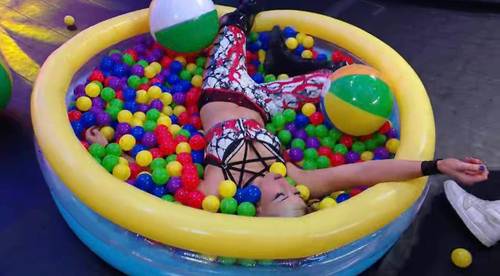 Blair Davenport arrojada a una piscina de olas por parte de Sol Ruca en NXT Spring Breakin' 2024 (23.04.2024) - WWE