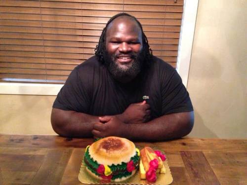Mark Henry y su pastel de cumpleaños // Imagen por Twitter @themarkhenry