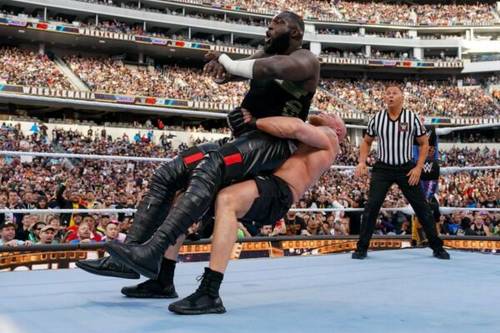Brock Lesnar llevando a Omos a Suplex City en WrestleMania 39