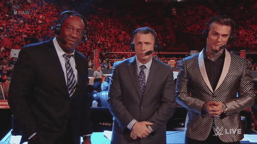 Booker T, Michael Cole y Corey Graves en Raw - WWE