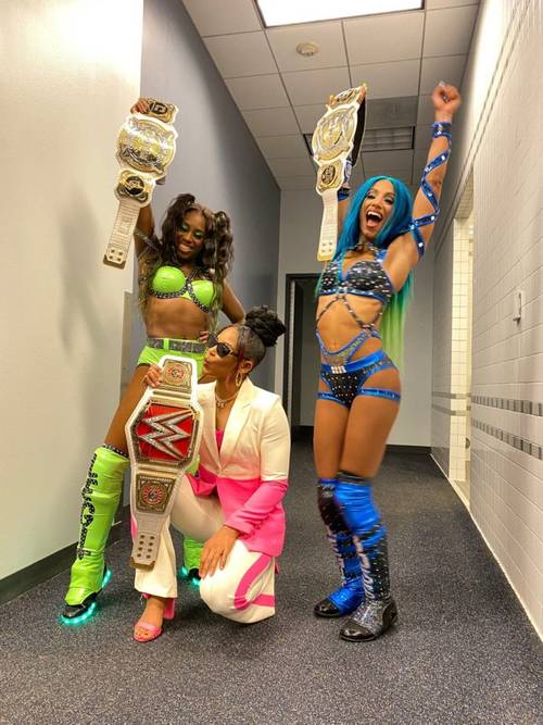 Sasha Banks y Naomi como Campeonas de Parejas WWE y Bianca Belair como Campeona Raw tras WrestleMania 38