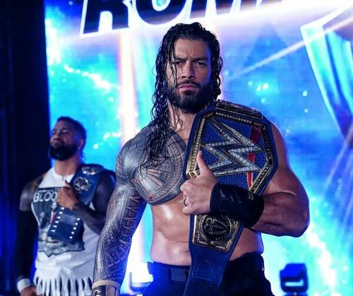 Roman Reigns haciendo su entrada en WWE como Campeón Universal