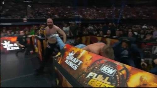 Superluchas - Dos luchadores en un ring, mostrando los mejores y peores momentos de AEW FULL GEAR 2023 frente a una multitud.
