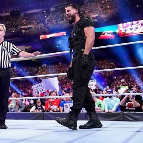 Seth Rollins ataviado como integrante de The Shield en su lucha con Roman Reigns por el Campeonato Universal en Royal Rumble 2022